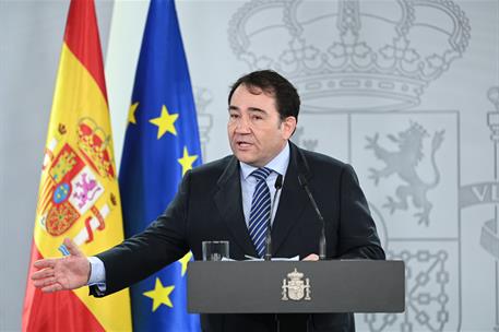 14/11/2024. Pedro S&#225;nchez preside la reuni&#243;n del Comit&#233; de crisis para el seguimiento de los efectos de la DANA. El presidente del ICO, Manu...